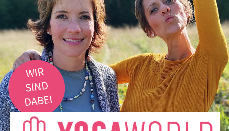Franziska und Katrin von Meine Fantasiereise lächeln in die Kamera. "Wir sind dabei. Yogaworld. Yoga- & Veganworld 2023 in Stuttgart"
